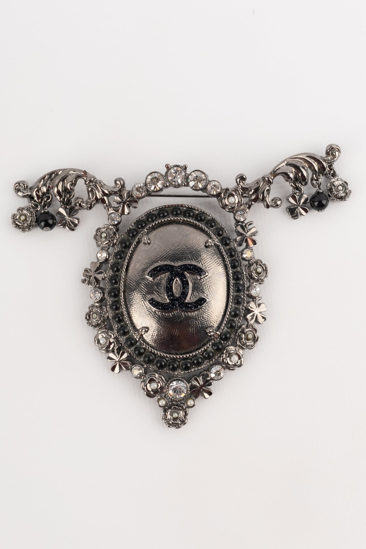 Broche mÃ©daillon Chanel 2008