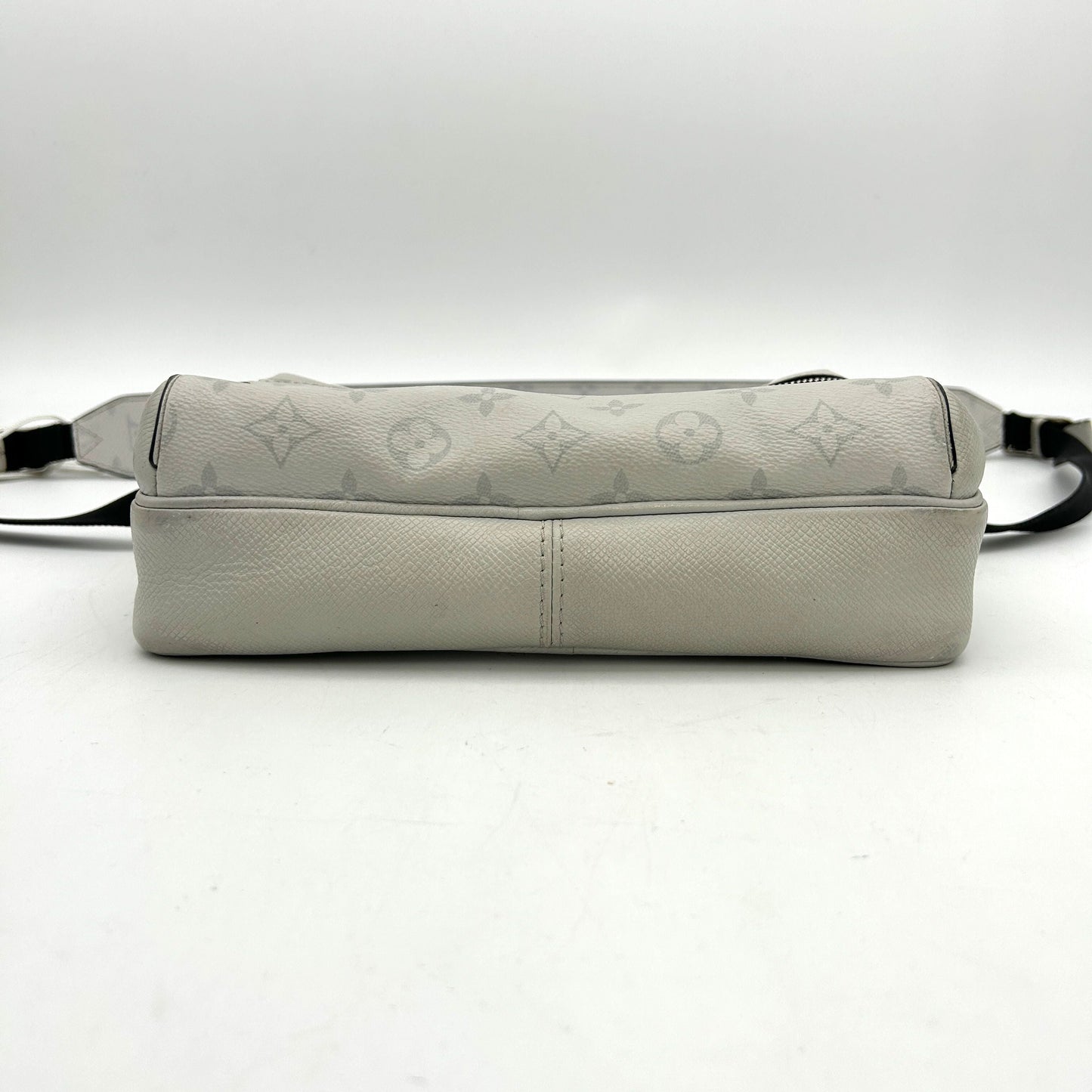 LOUIS VUITTON Taiga Monogram Outdoor Messenger White LA34608