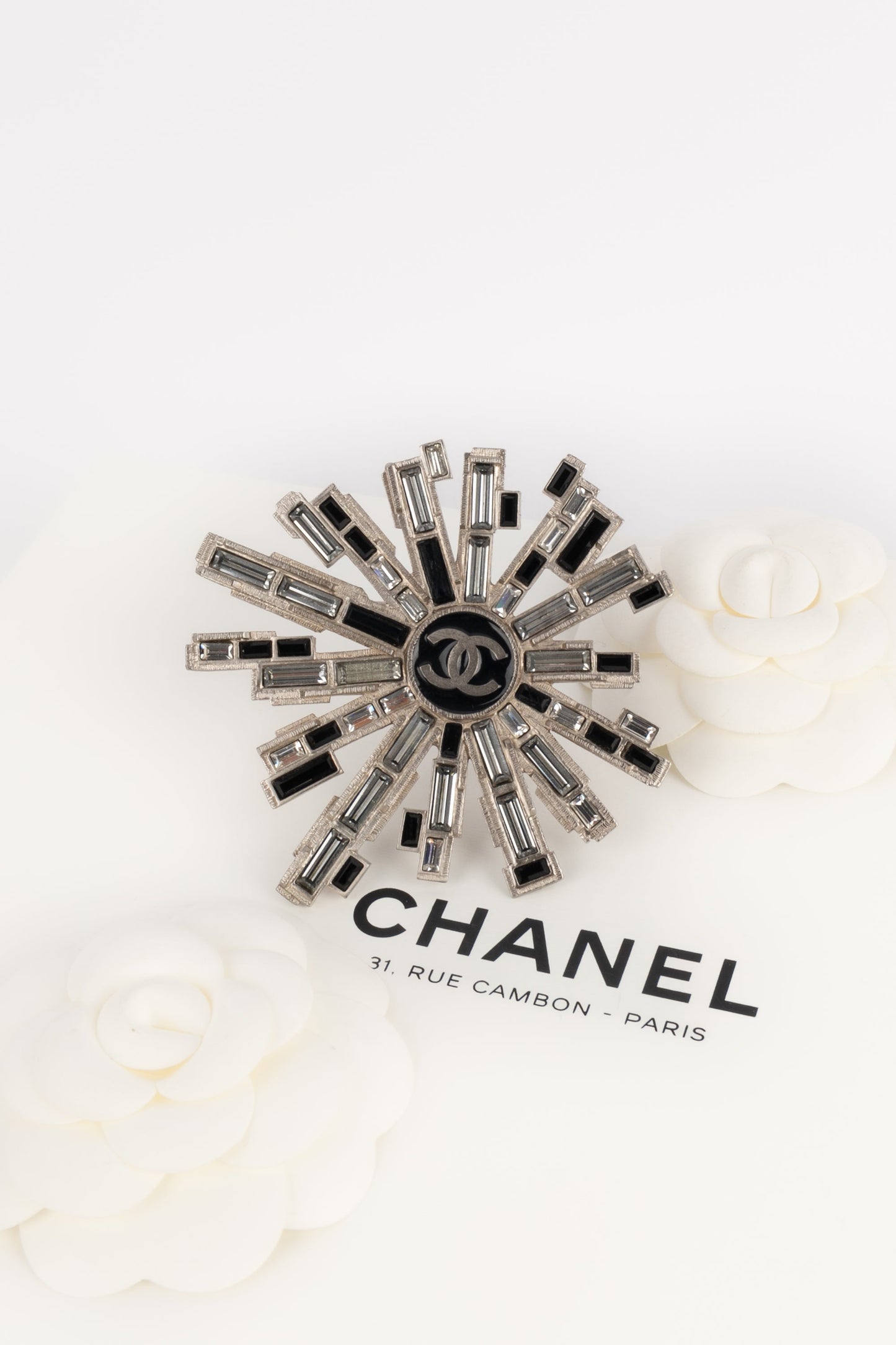 Broche argentÃ©e Chanel