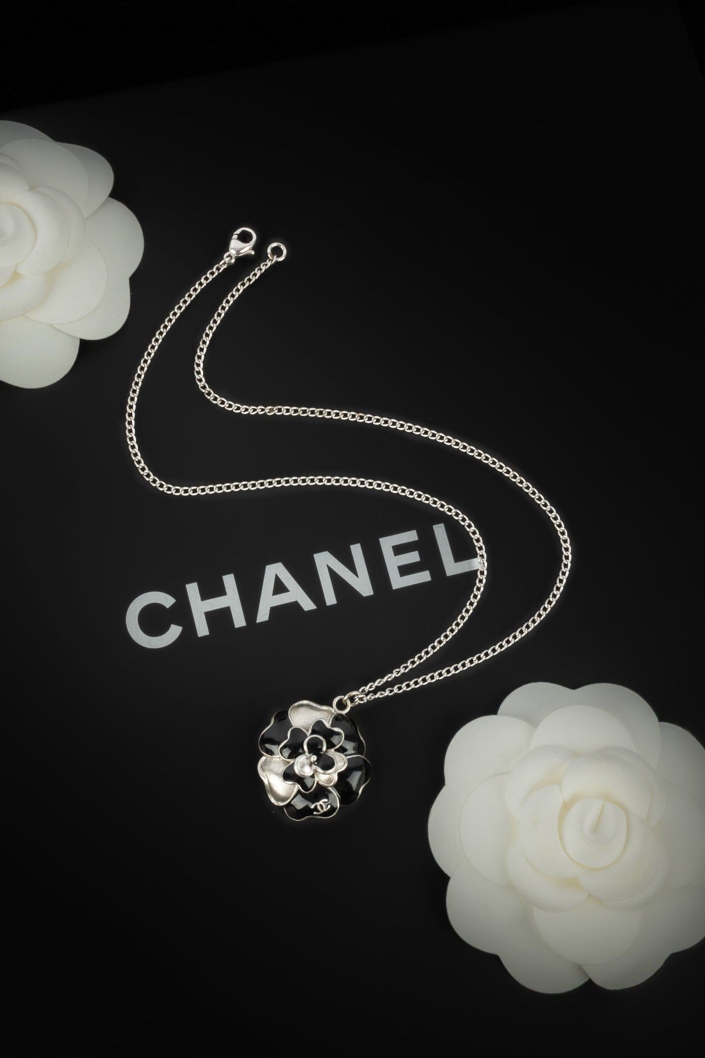 Collier camÃ©lia Chanel 2007