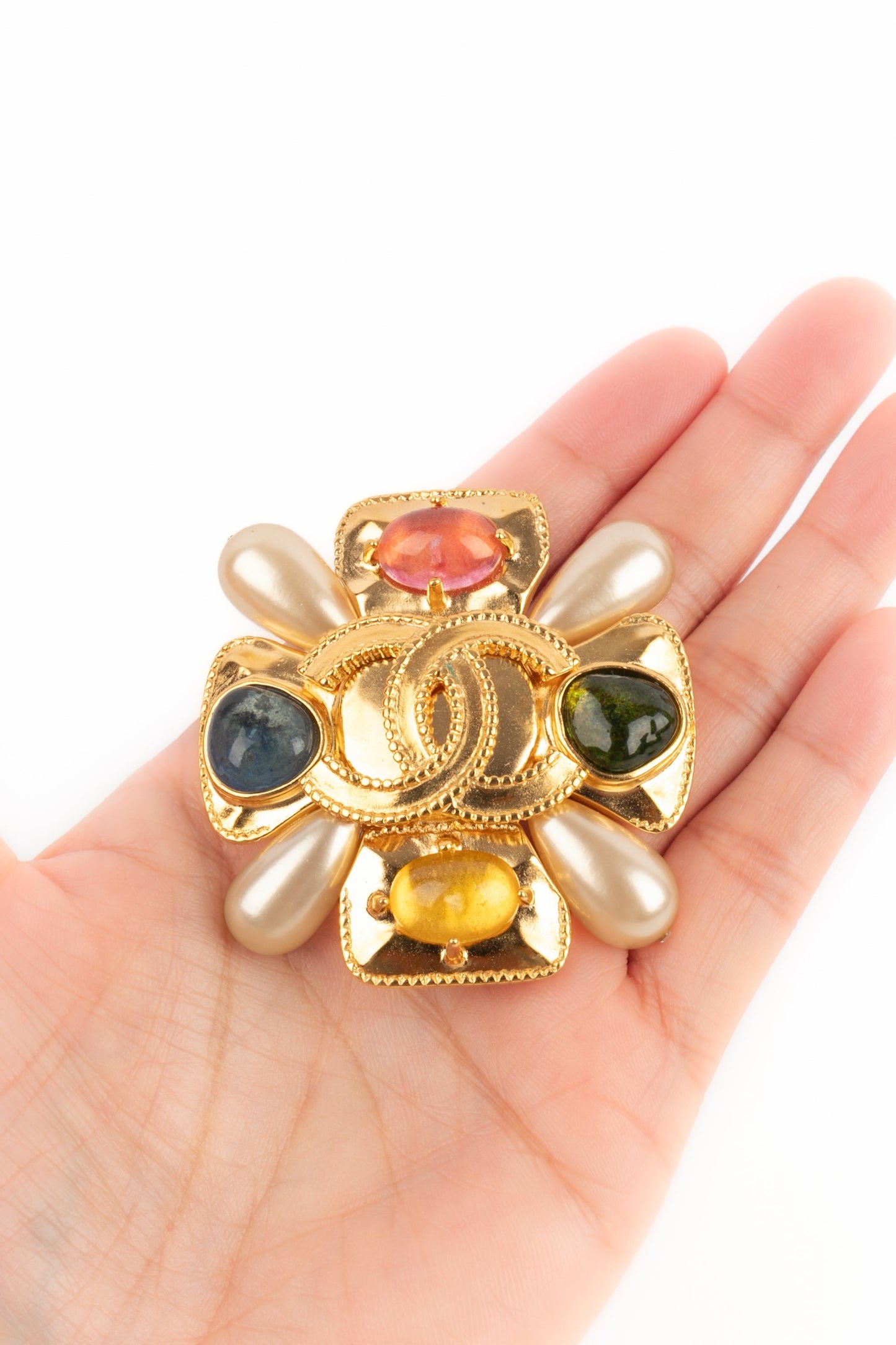 Broche croix Chanel