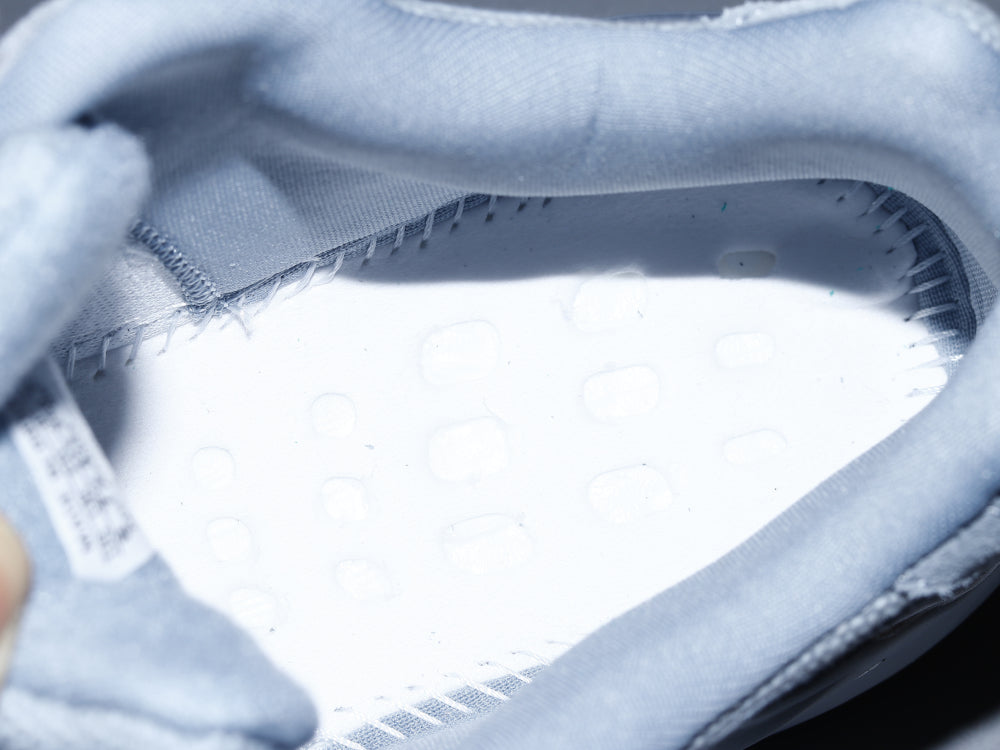 GLM - Yzy 700 Hospital Blue Sneaker