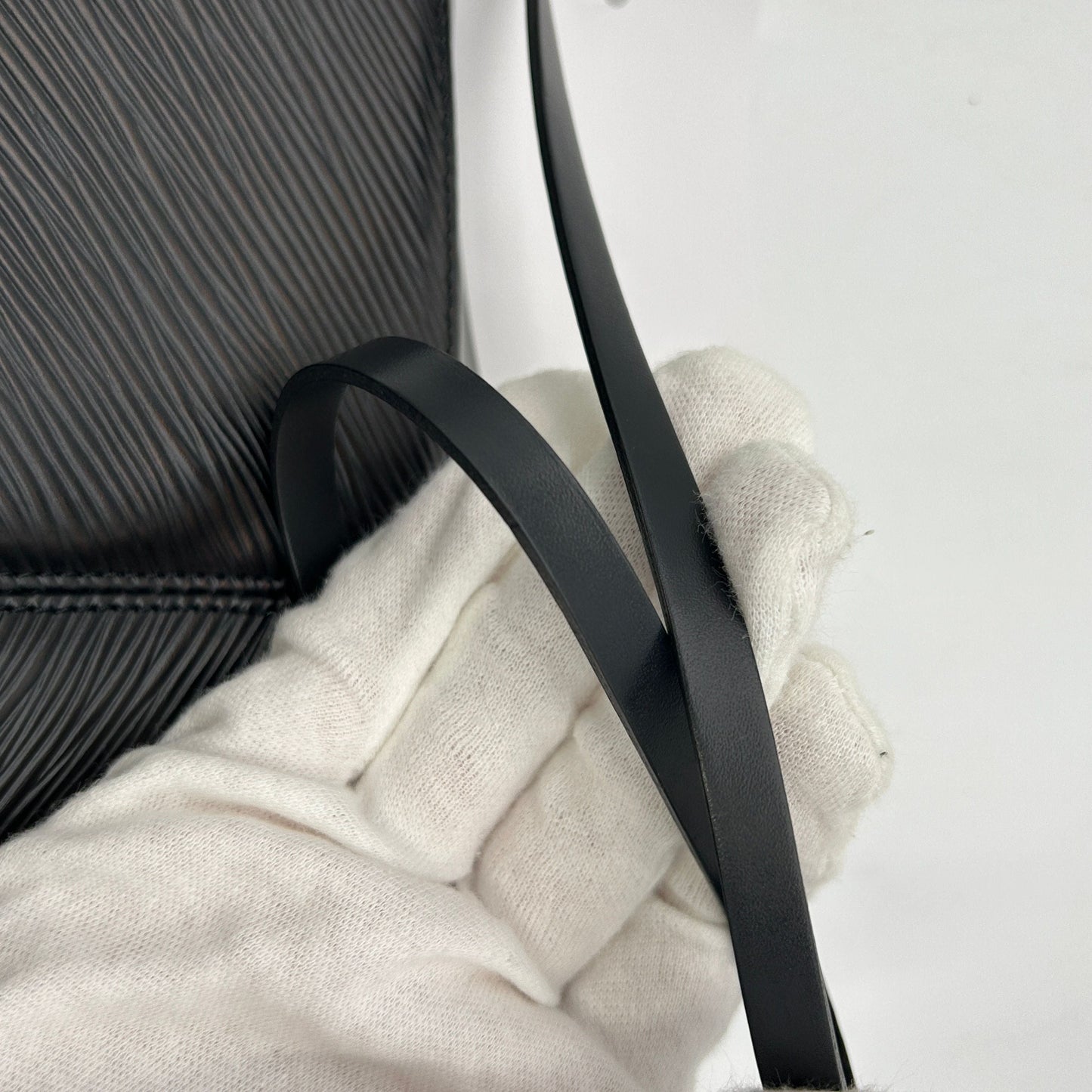 Louis Vuitton Black Epi Pochette Demi-lune Handbag ITEA25JZH7D5