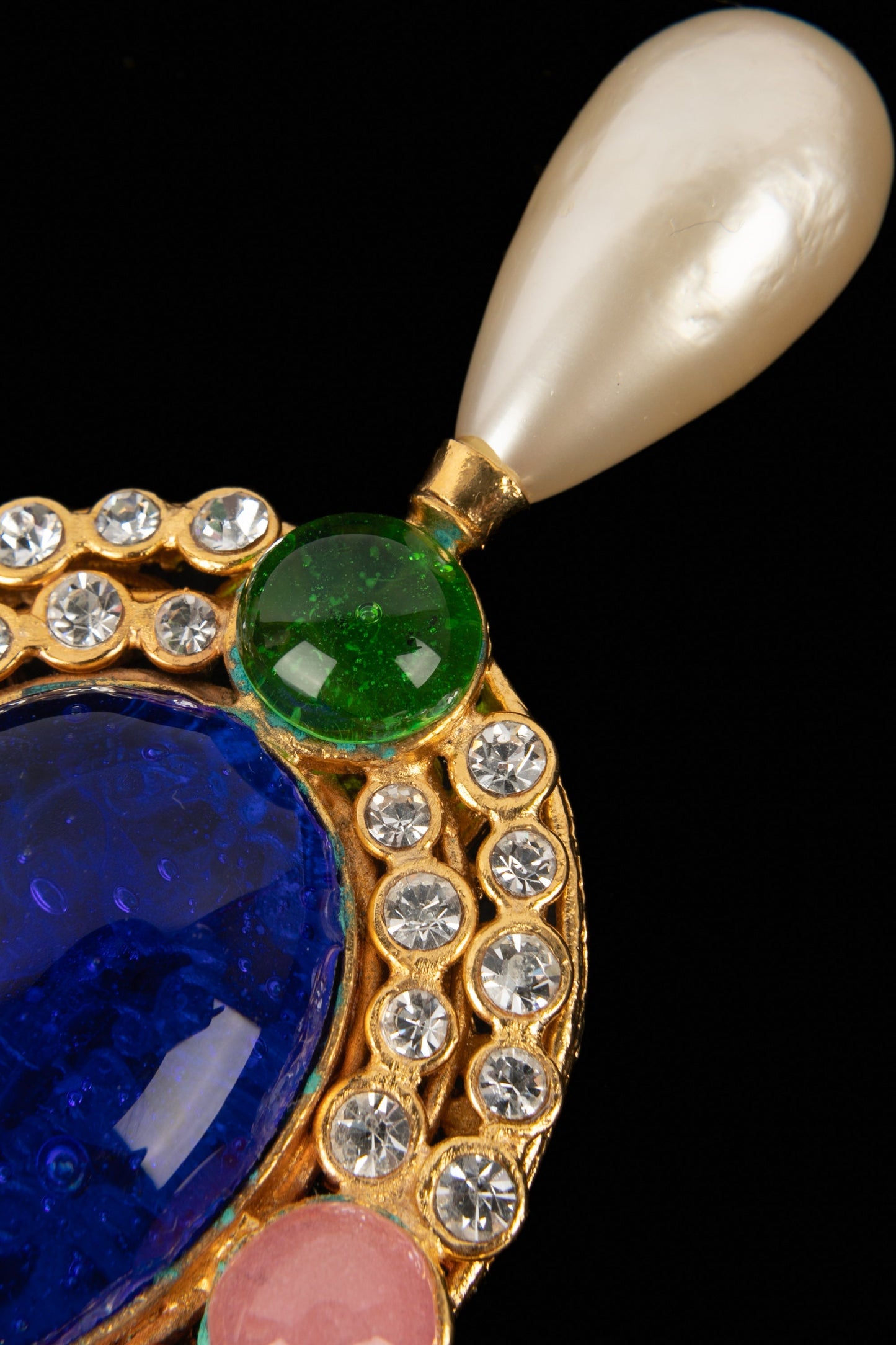 Imposante broche en pÃ¢te de verre Chanel
