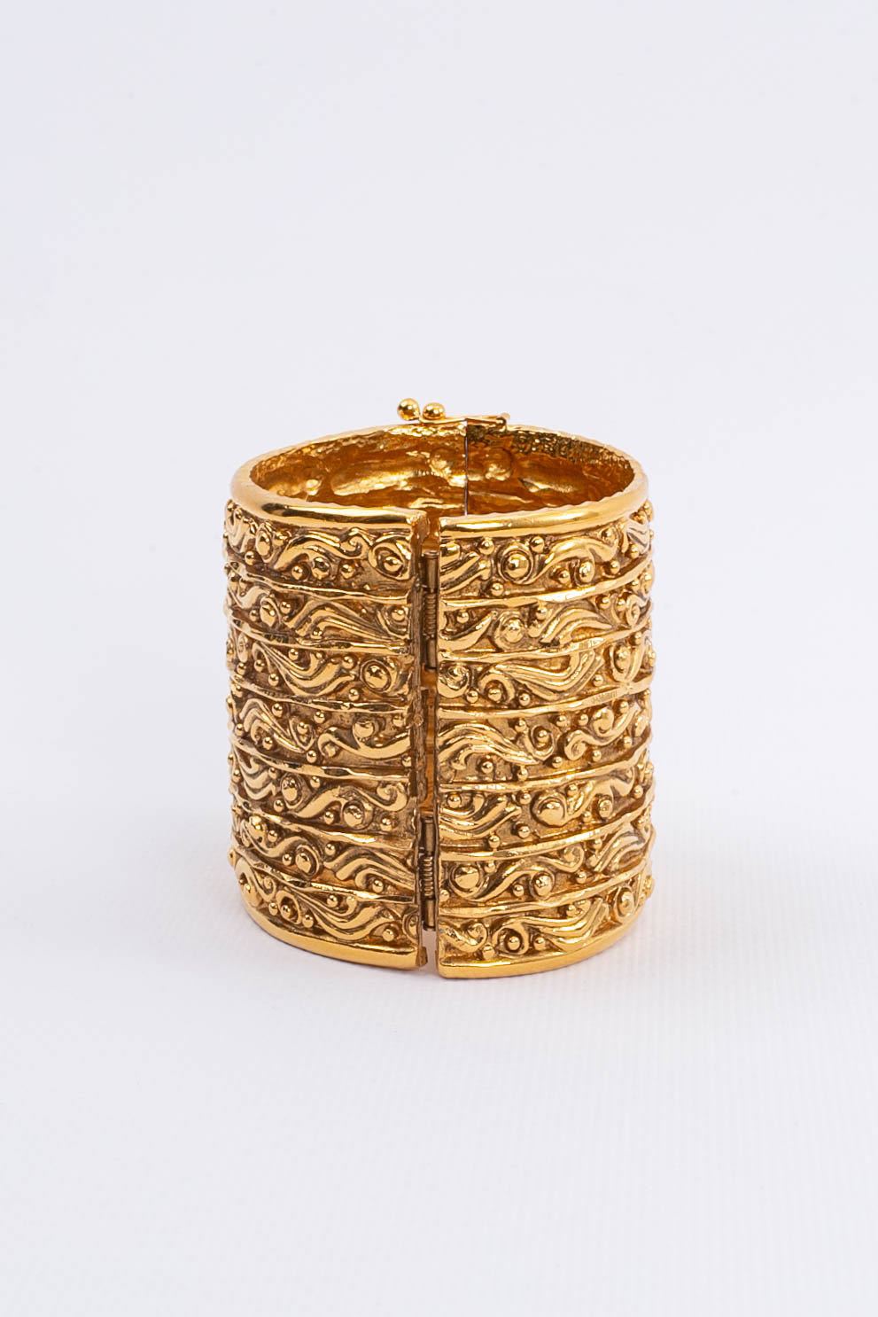 Bracelet manchette dorÃ©e Chanel 1980s