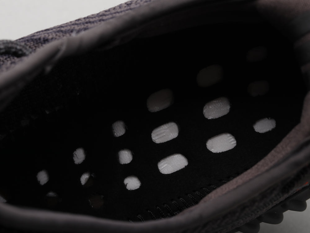 GLM - Yzy 350 Black Angel Sneaker