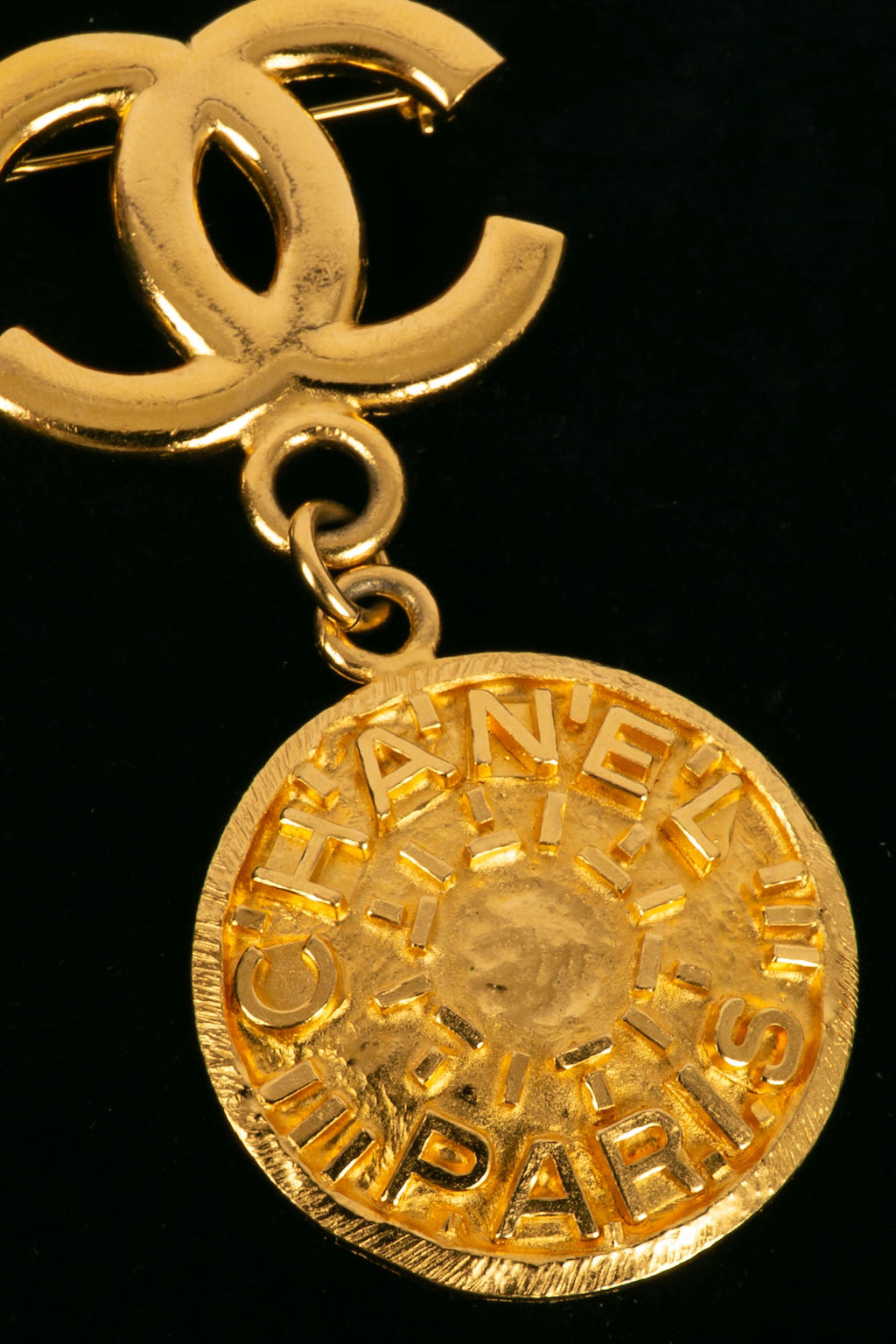 Broche dorÃ©e Chanel 1995