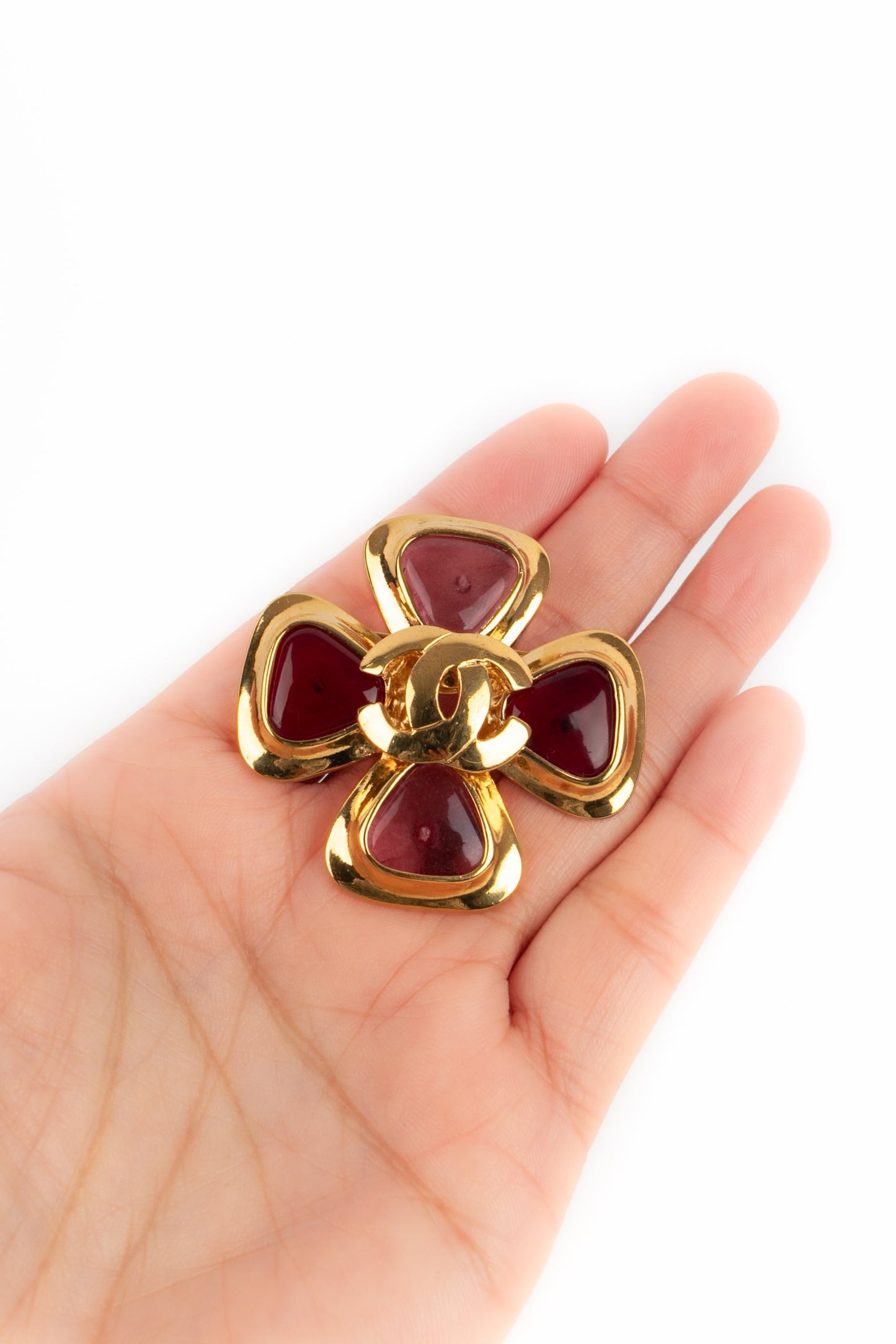 Broche croix Chanel