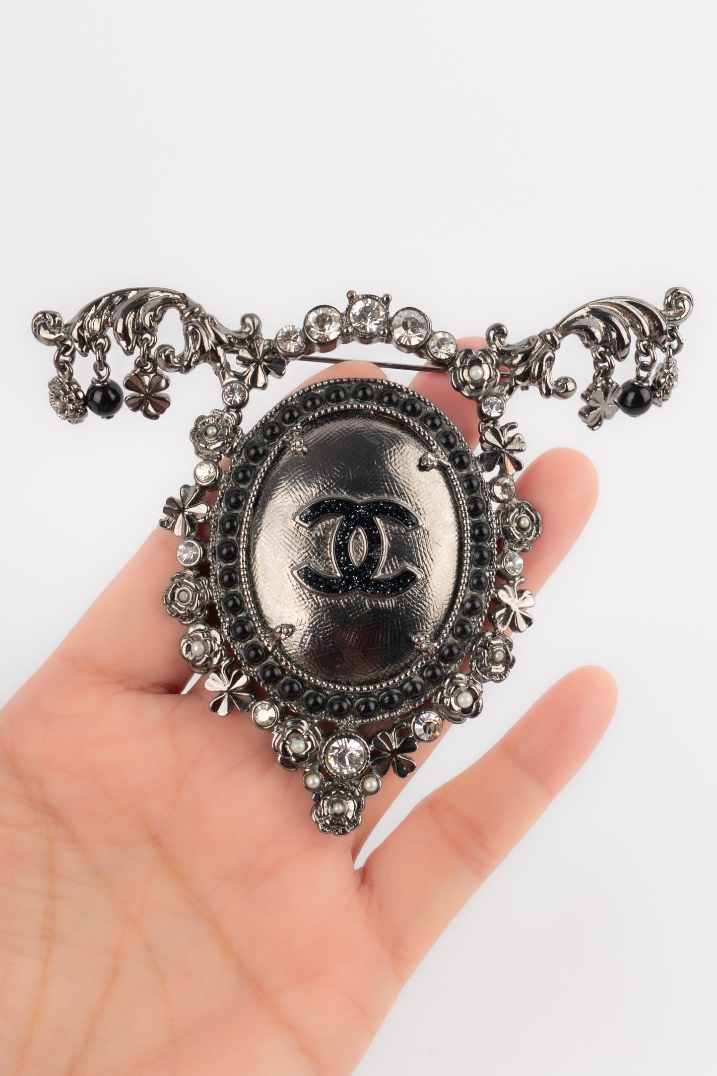 Broche mÃ©daillon Chanel 2008