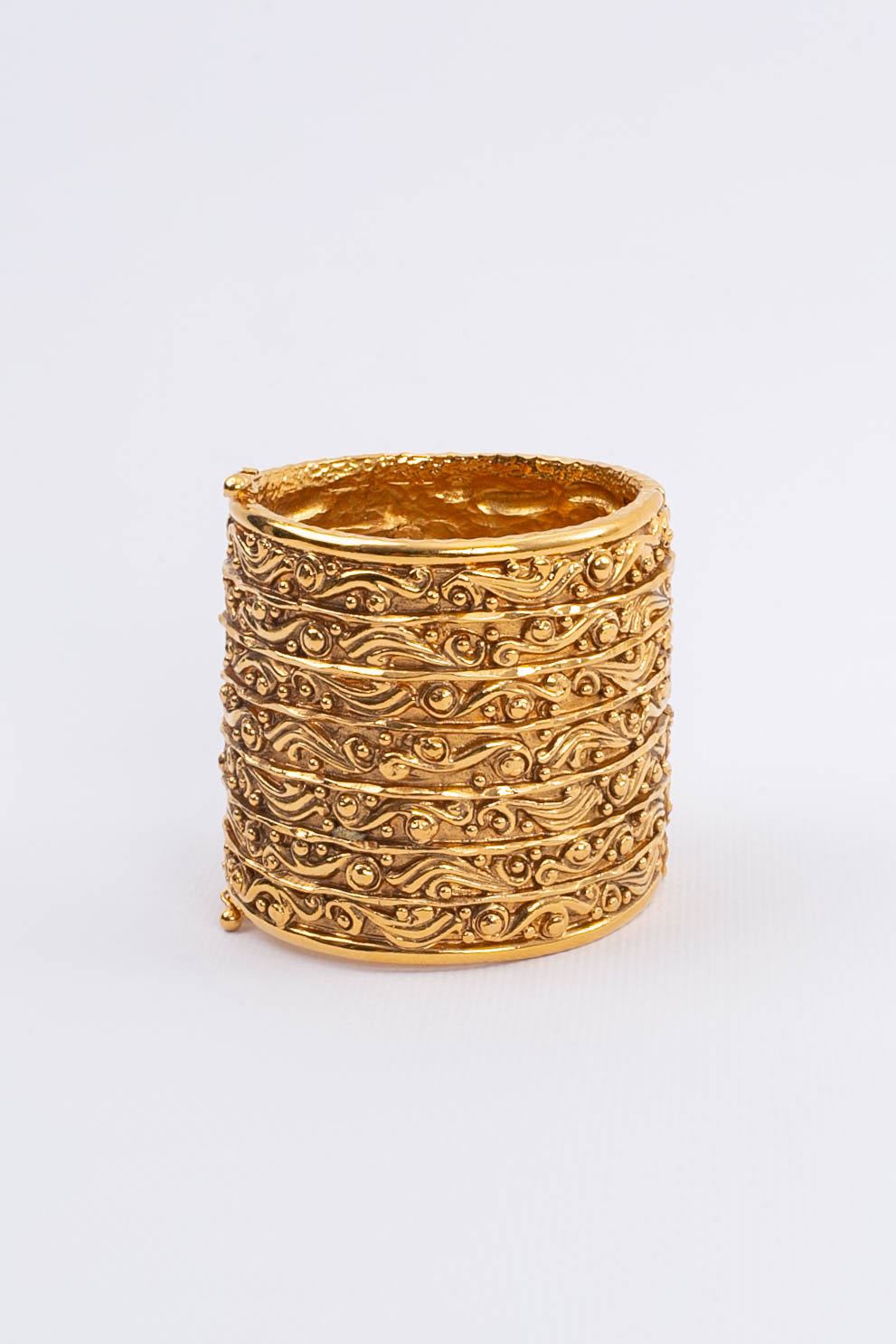 Bracelet manchette dorÃ©e Chanel 1980s