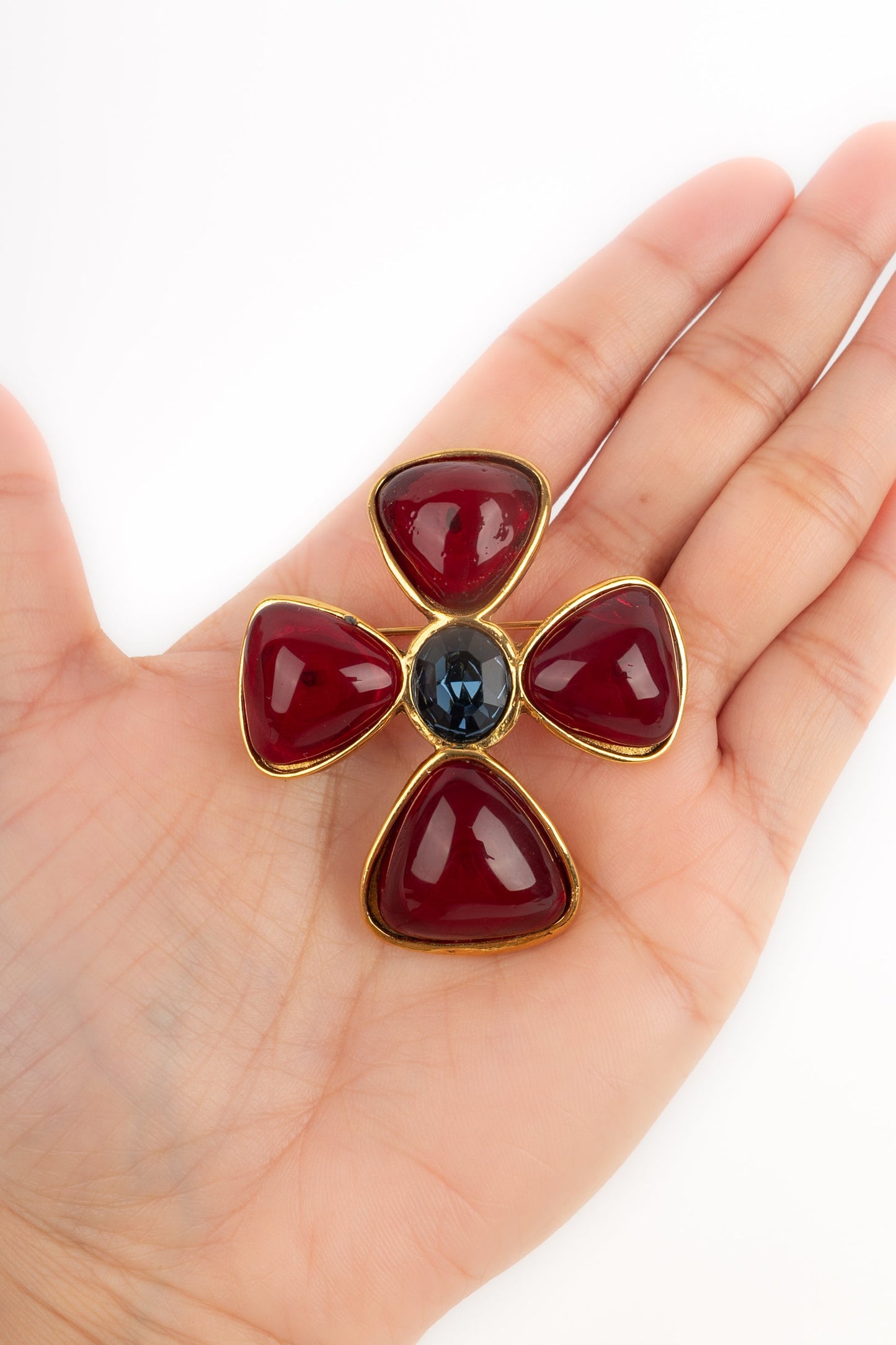 Broche croix Chanel