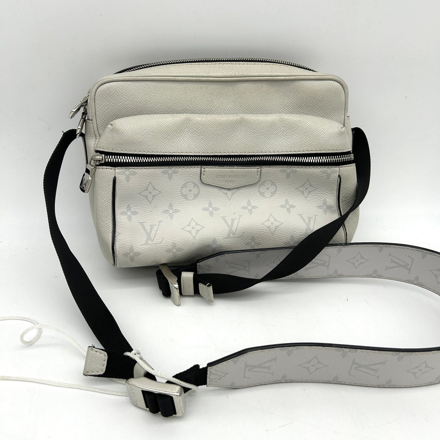 LOUIS VUITTON Taiga Monogram Outdoor Messenger White LA34608
