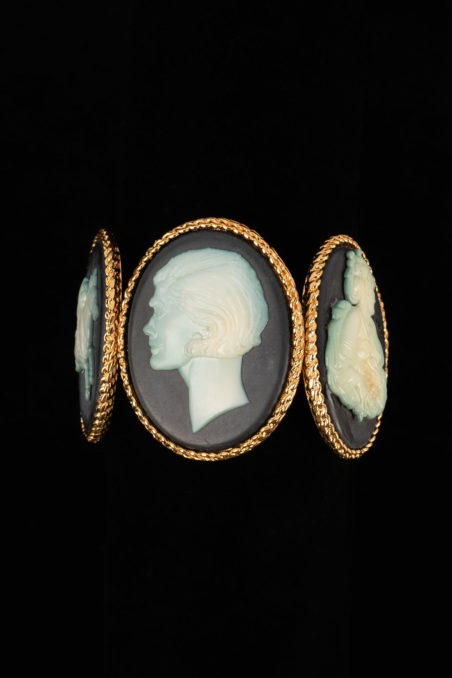 Bracelet "camÃ©e" Chanel 1989