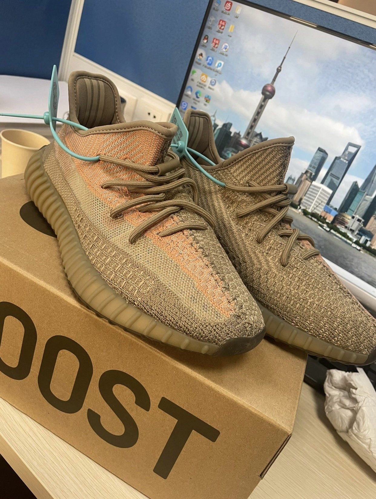 GLM - Yzy 350 Dirty Orange Angel Sneaker