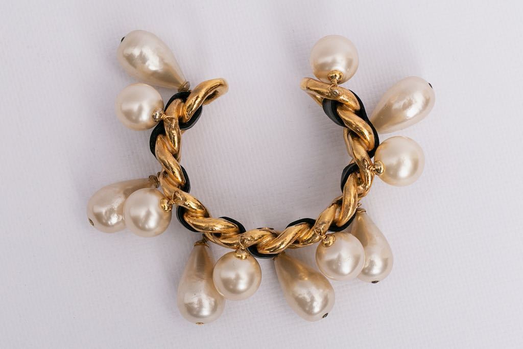 Bracelet en mÃ©tal dorÃ© et cuir Chanel