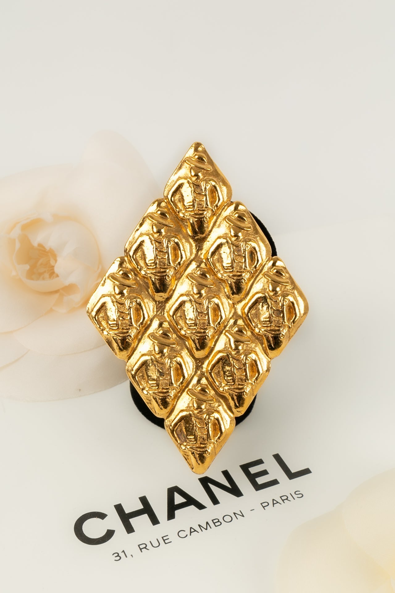 Broche dorÃ©e Chanel
