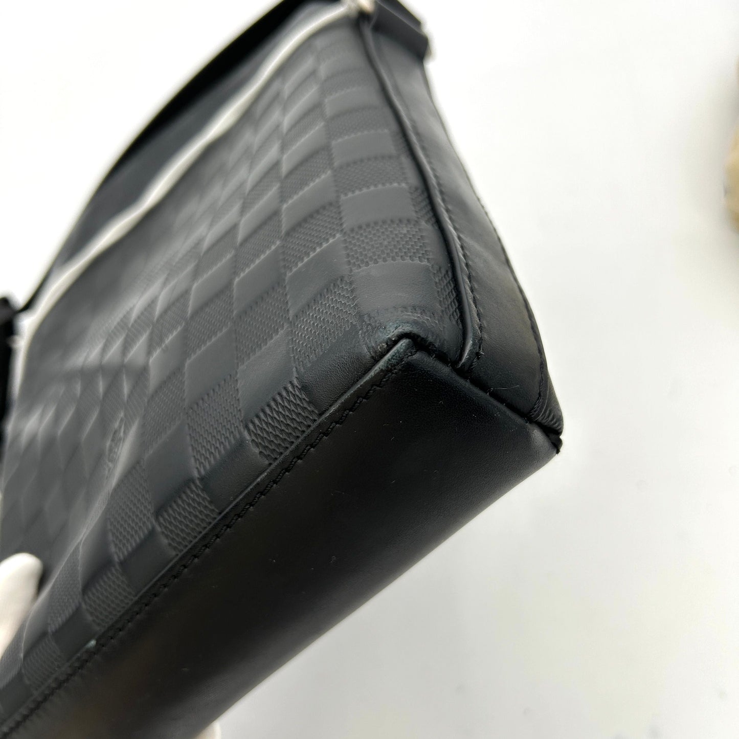 Louis Vuitton Black Damier Infini Leather Discovery Messenger LA31895
