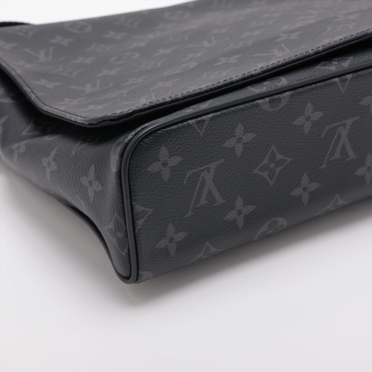 Louis Vuitton Monogram Eclipse District MM M44001 Smelling Strong