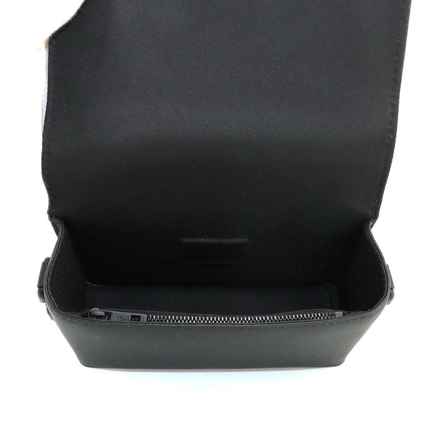 Louis Vuitton District  Leather Shoulder Bag ()