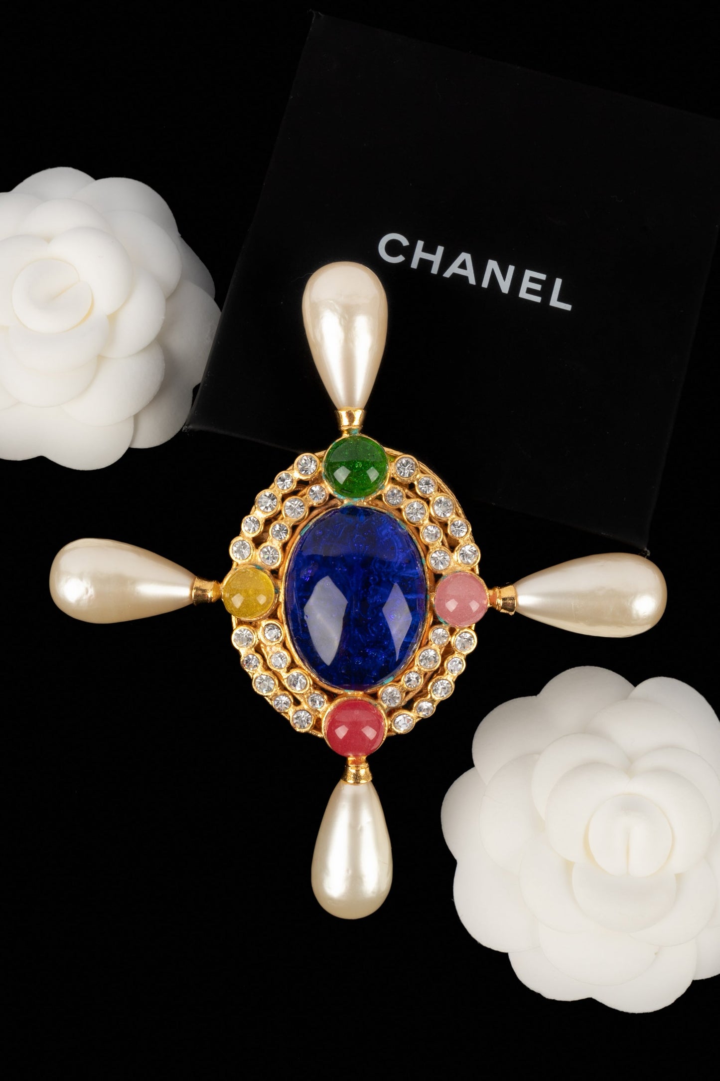 Imposante broche en pÃ¢te de verre Chanel