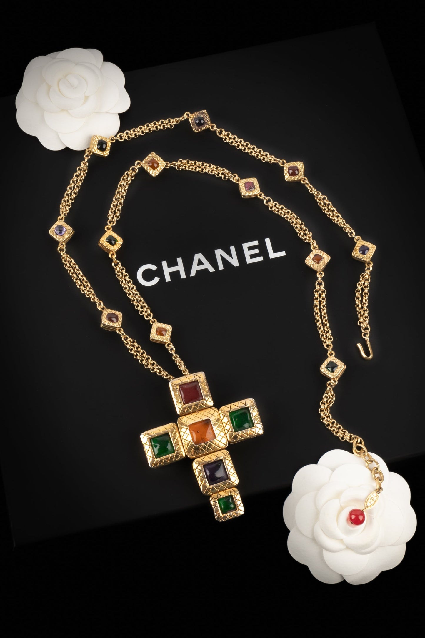 Collier croix Chanel