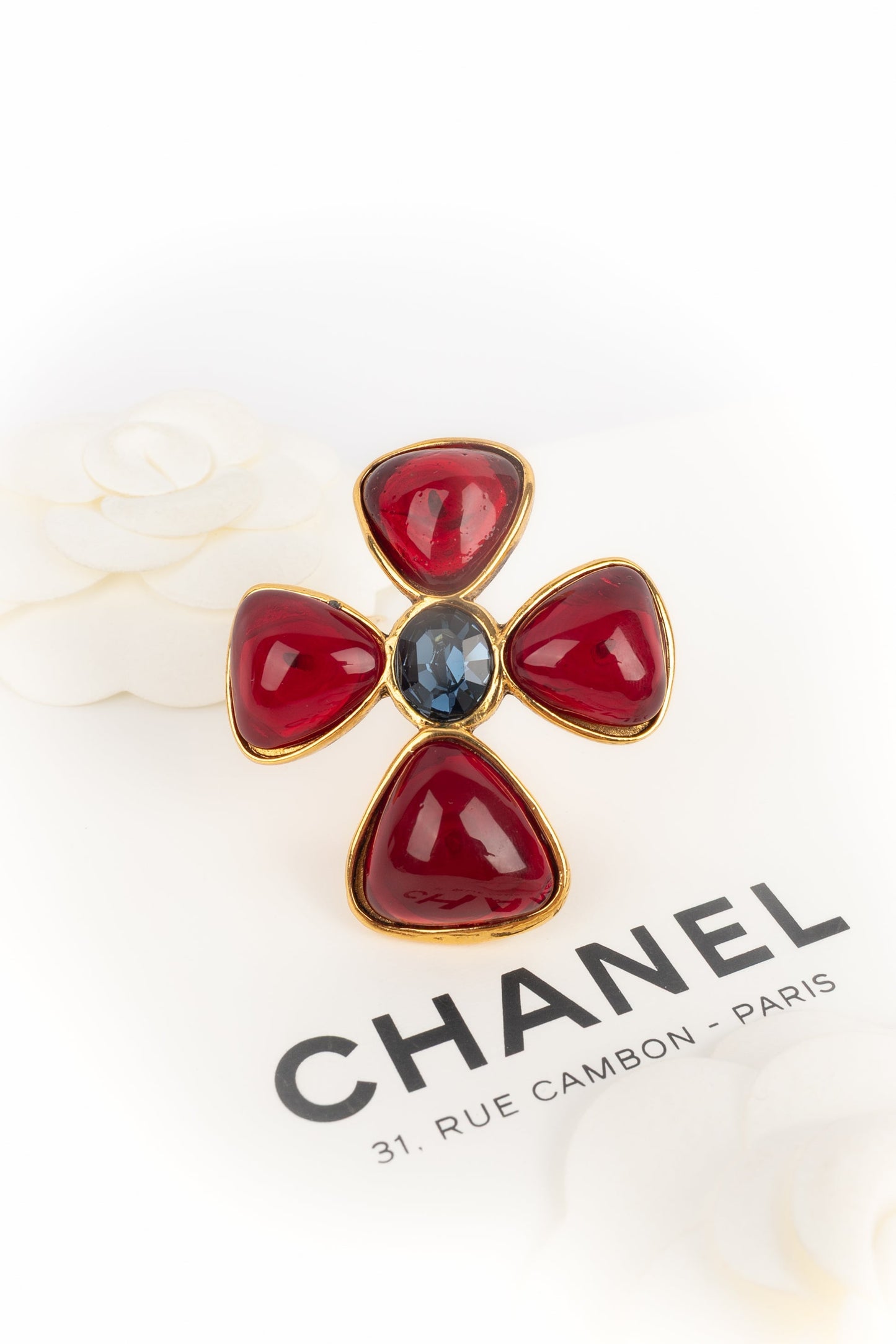 Broche croix Chanel
