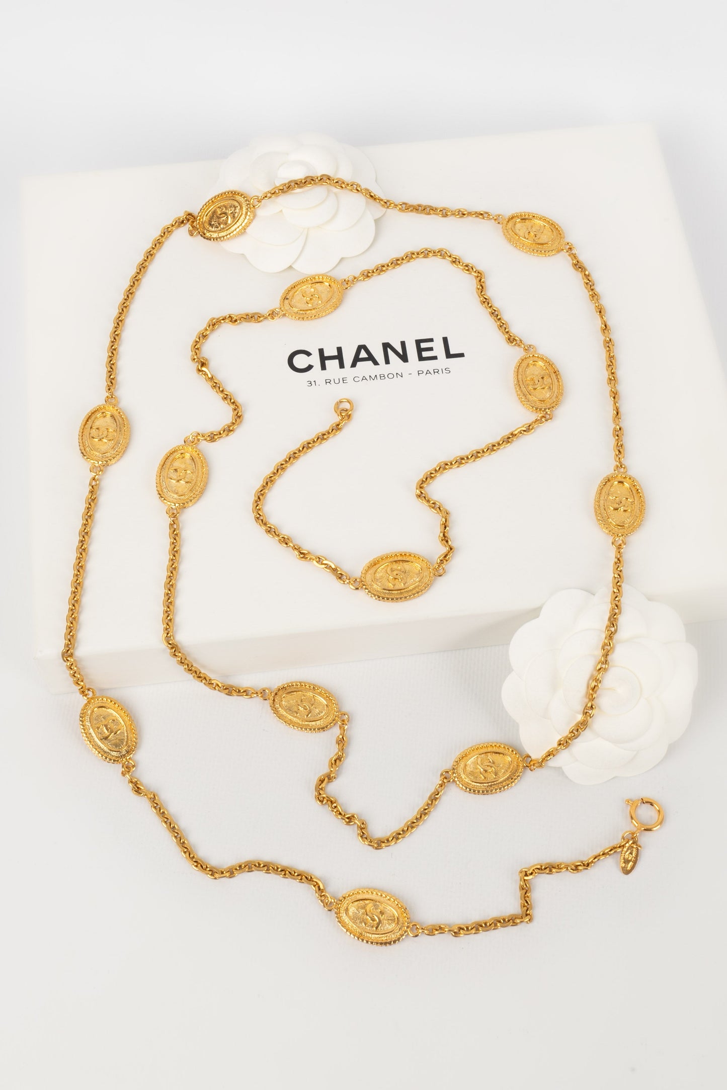 Collier / Sautoir en mÃƒÆ’Ã‚Â©tal dorÃƒÆ’Ã‚Â© Chanel 1980's