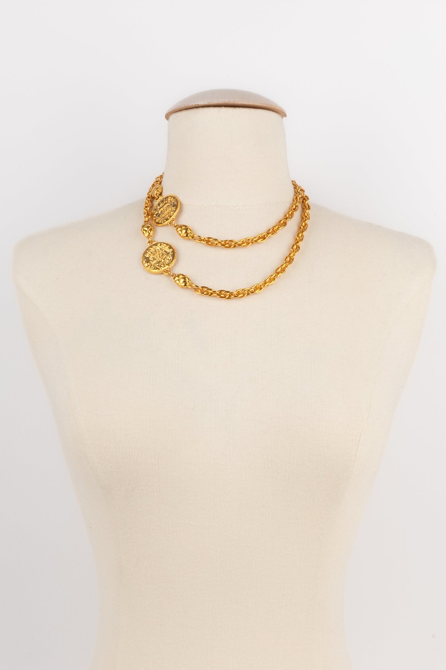 Collier dorÃ© Chanel