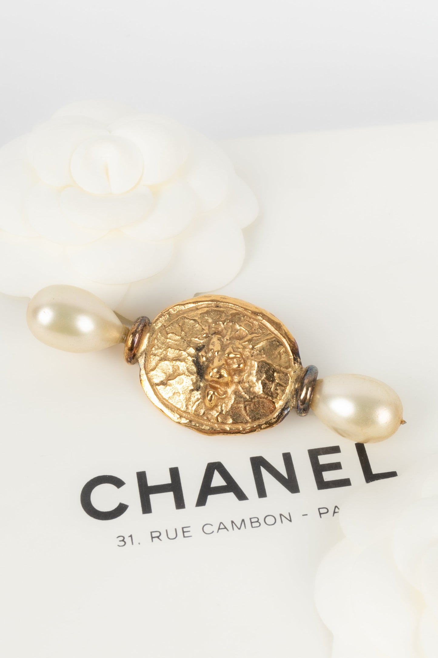 Broche lion Chanel