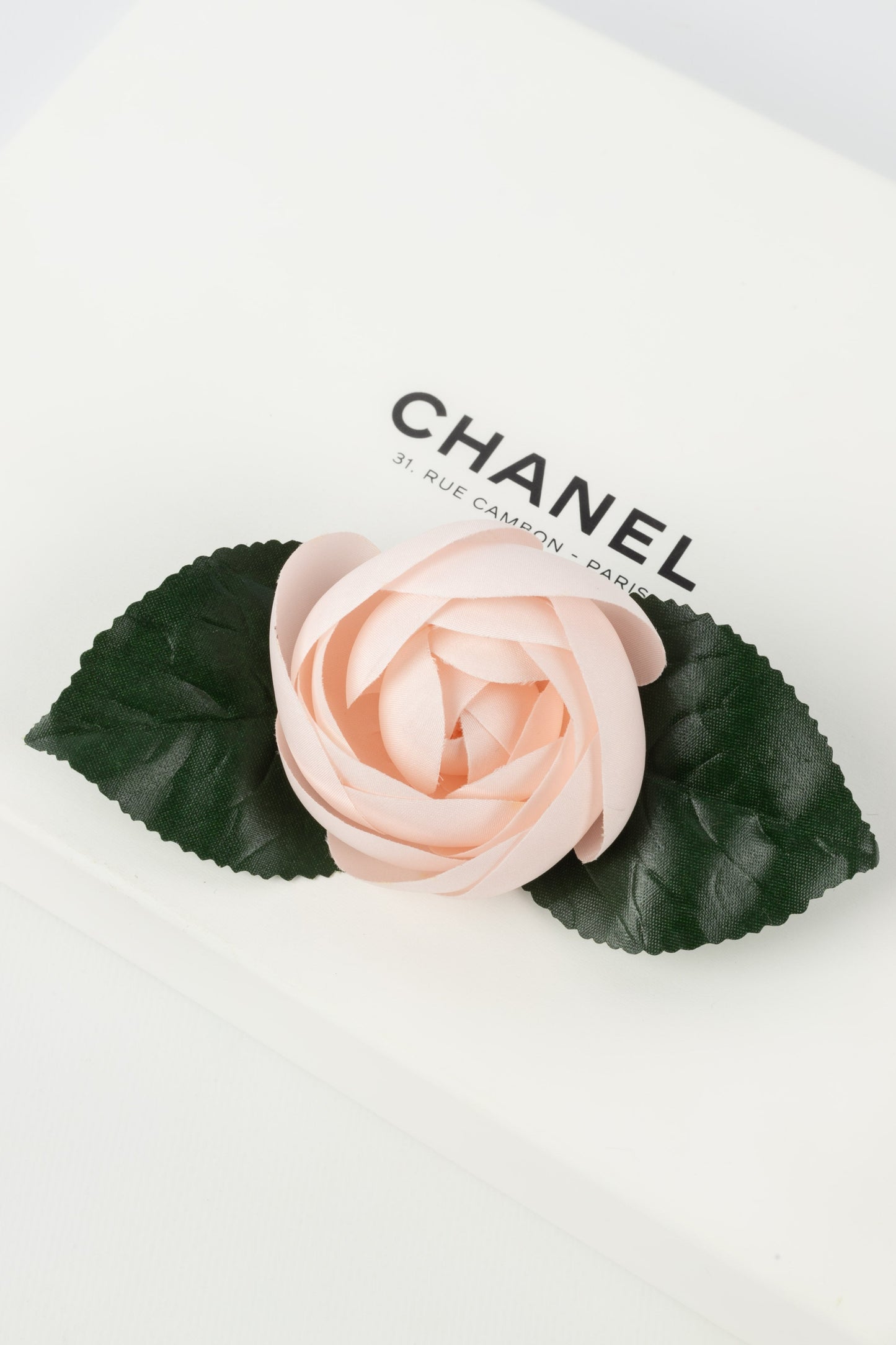 Broche camÃƒÆ’Ã‚Â©lia Chanel