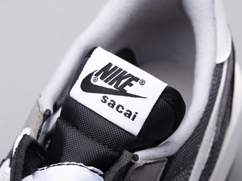 GLM - NKE Waffle Black & White