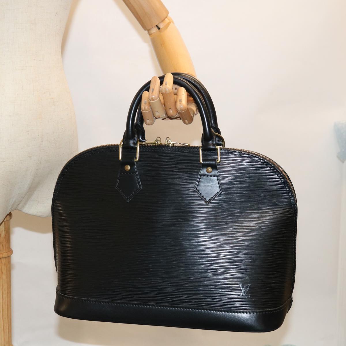 LOUIS VUITTON Epi Alma Hand Bag Black M52142 LV 61221