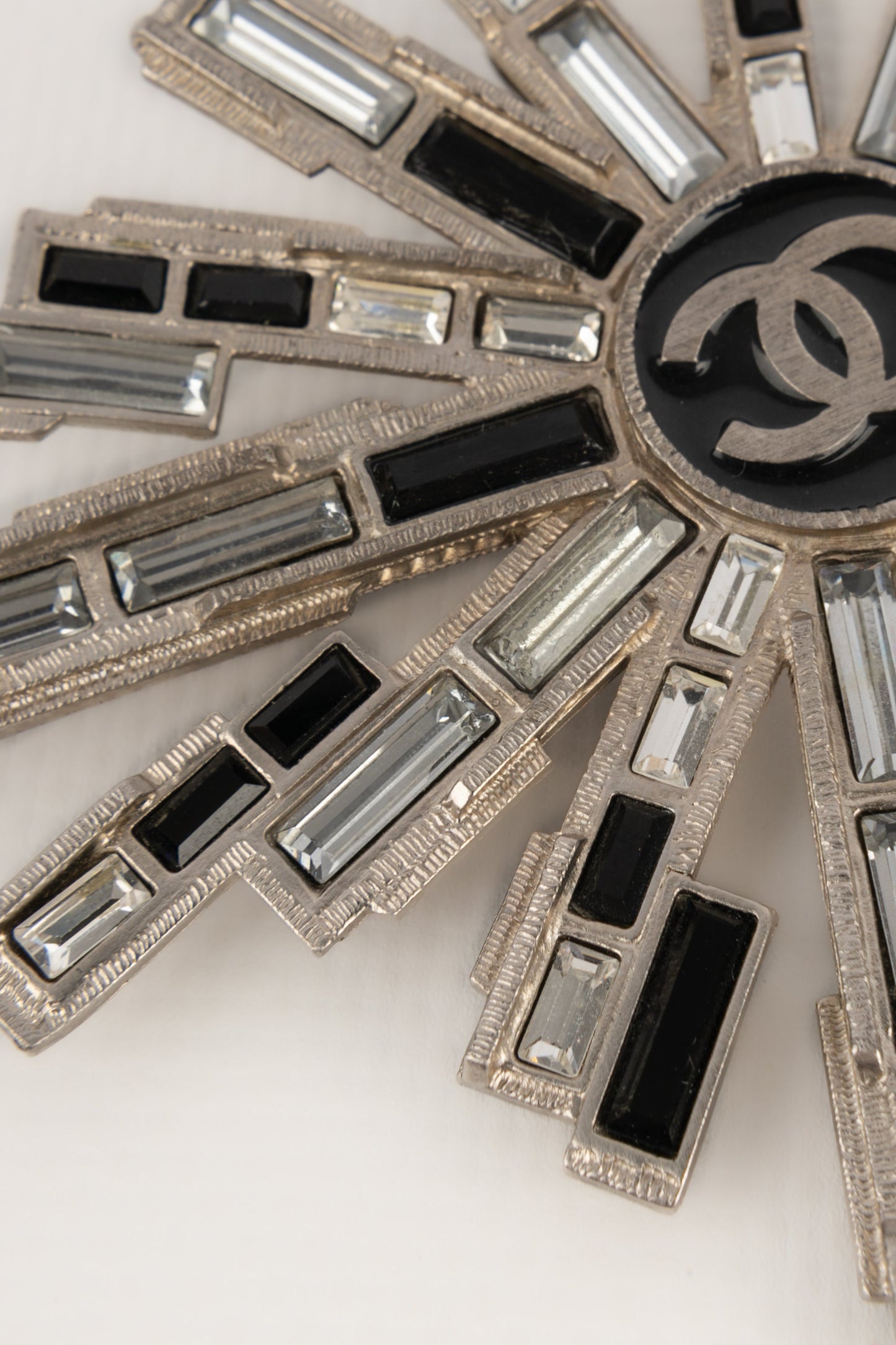 Broche argentÃ©e Chanel