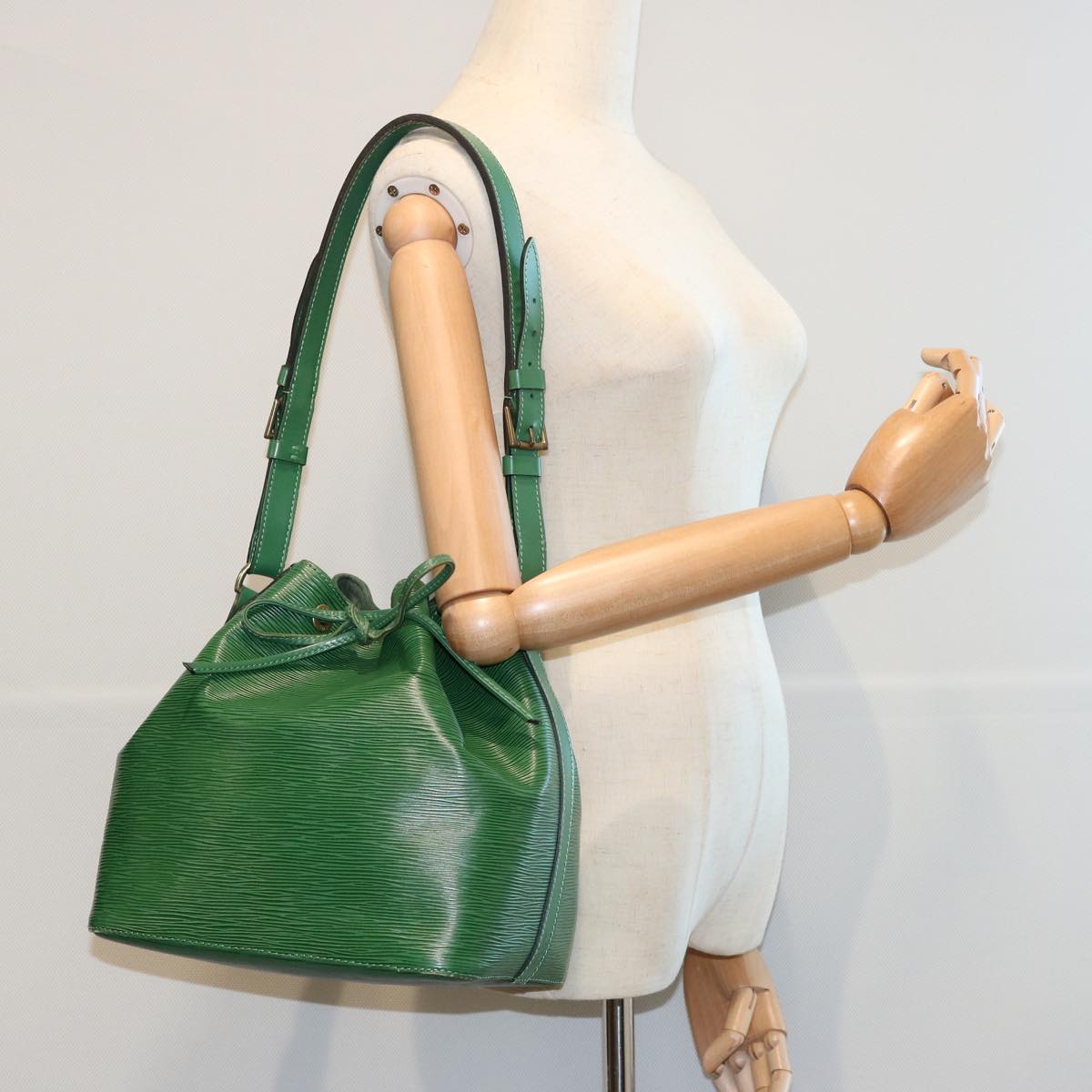 LOUIS VUITTON Epi Petit Noe Shoulder Bag Green M44104 LV 63216