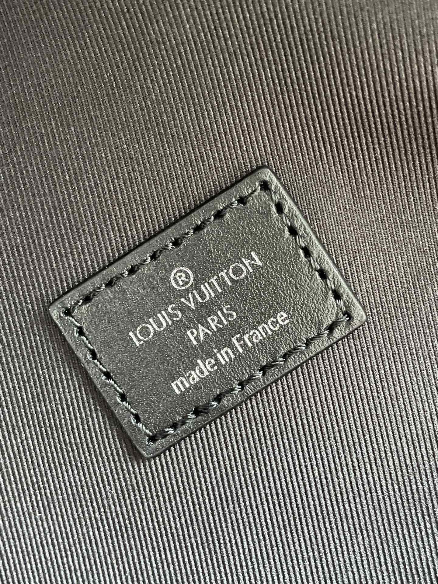 LV GLAMIscovery Backpack PM Monogram Eclipse Canvas For Men, Bags 40cm LV M43186