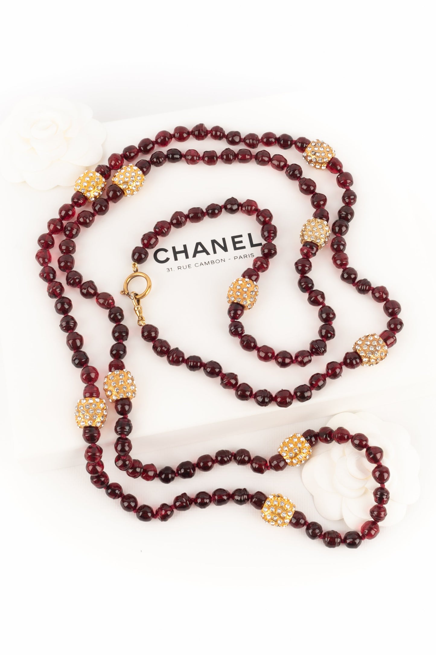 Coller de perles rouges Chanel