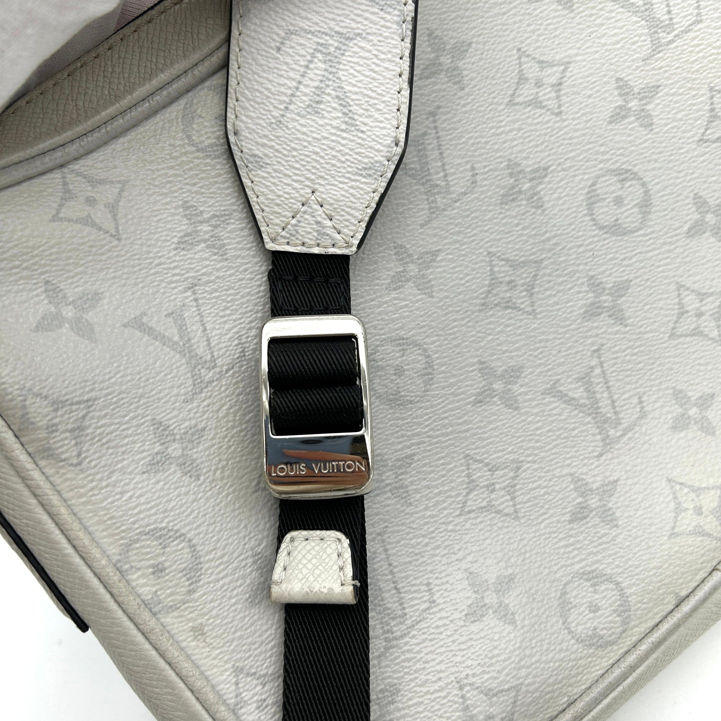 LOUIS VUITTON Taiga Monogram Outdoor Messenger White LA34608