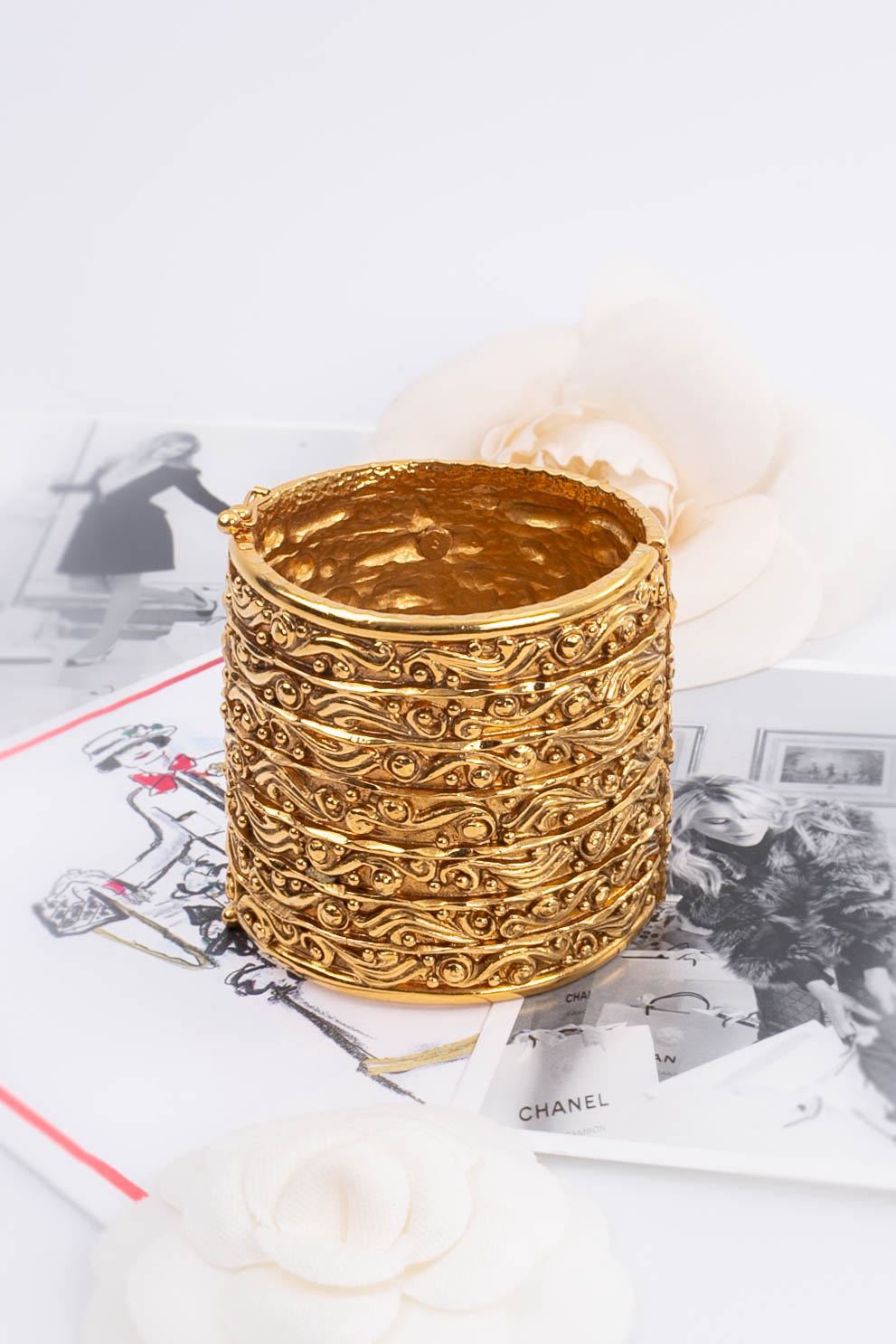 Bracelet manchette dorÃ©e Chanel 1980s