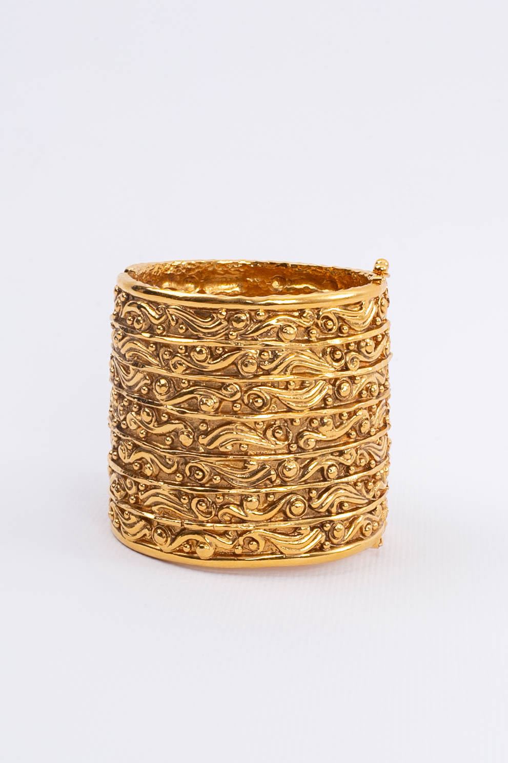 Bracelet manchette dorÃ©e Chanel 1980s