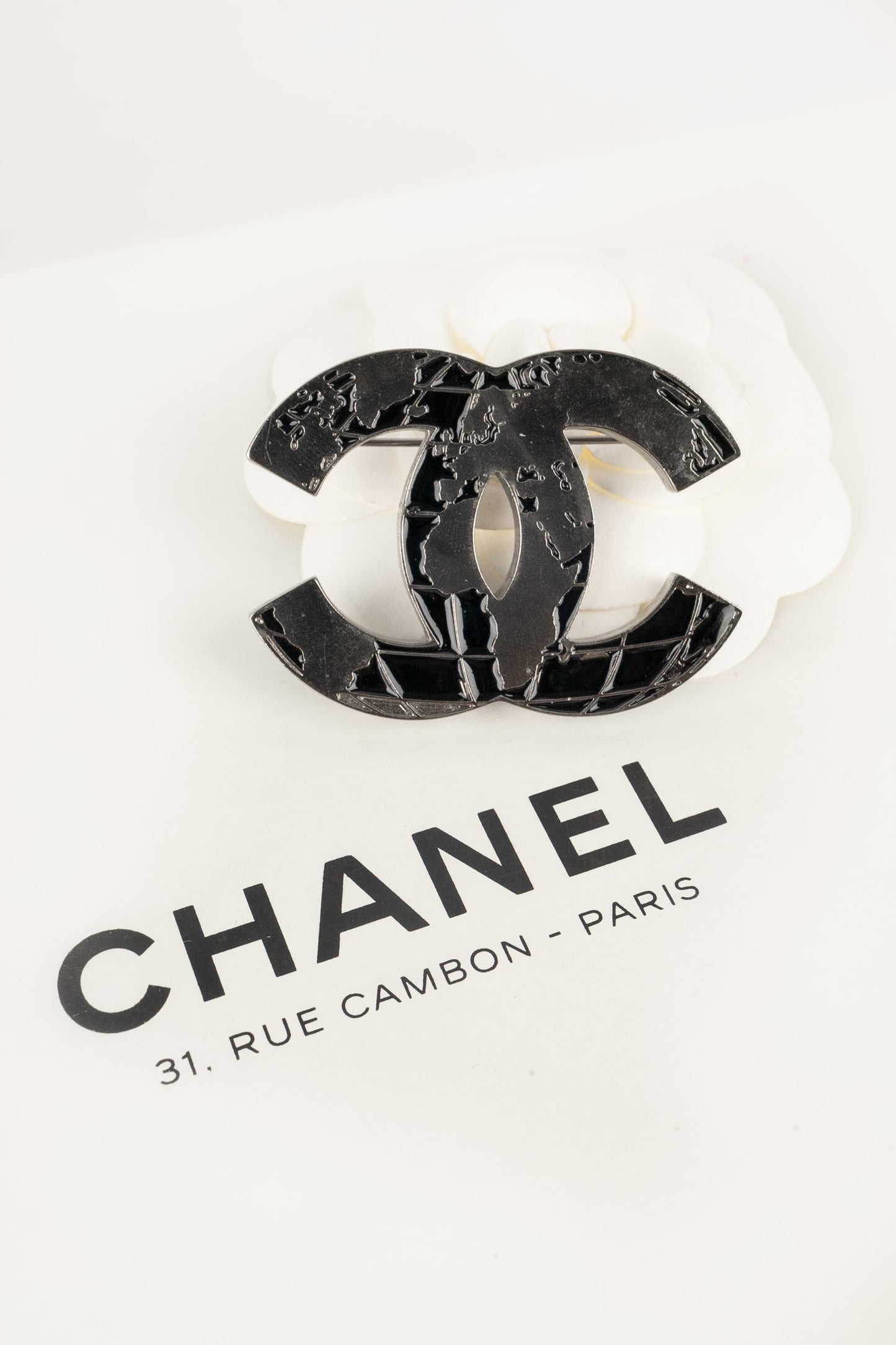 Broche planÃ¨te Chanel 2013