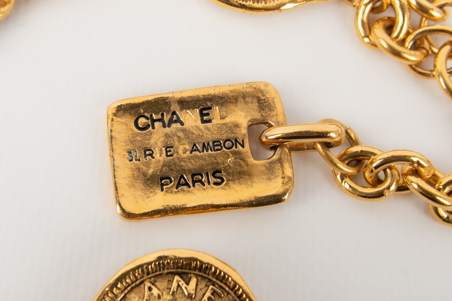 Collier court en mÃƒÆ’Ã‚Â©tal dorÃƒÆ’Ã‚Â© Chanel