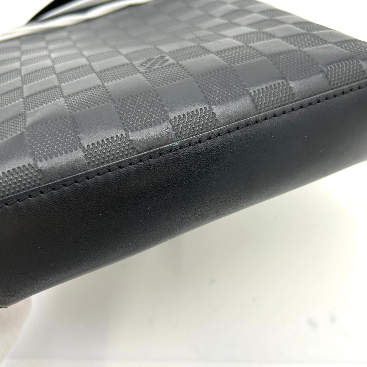 Louis Vuitton Black Damier Infini Leather Discovery Messenger LA31895