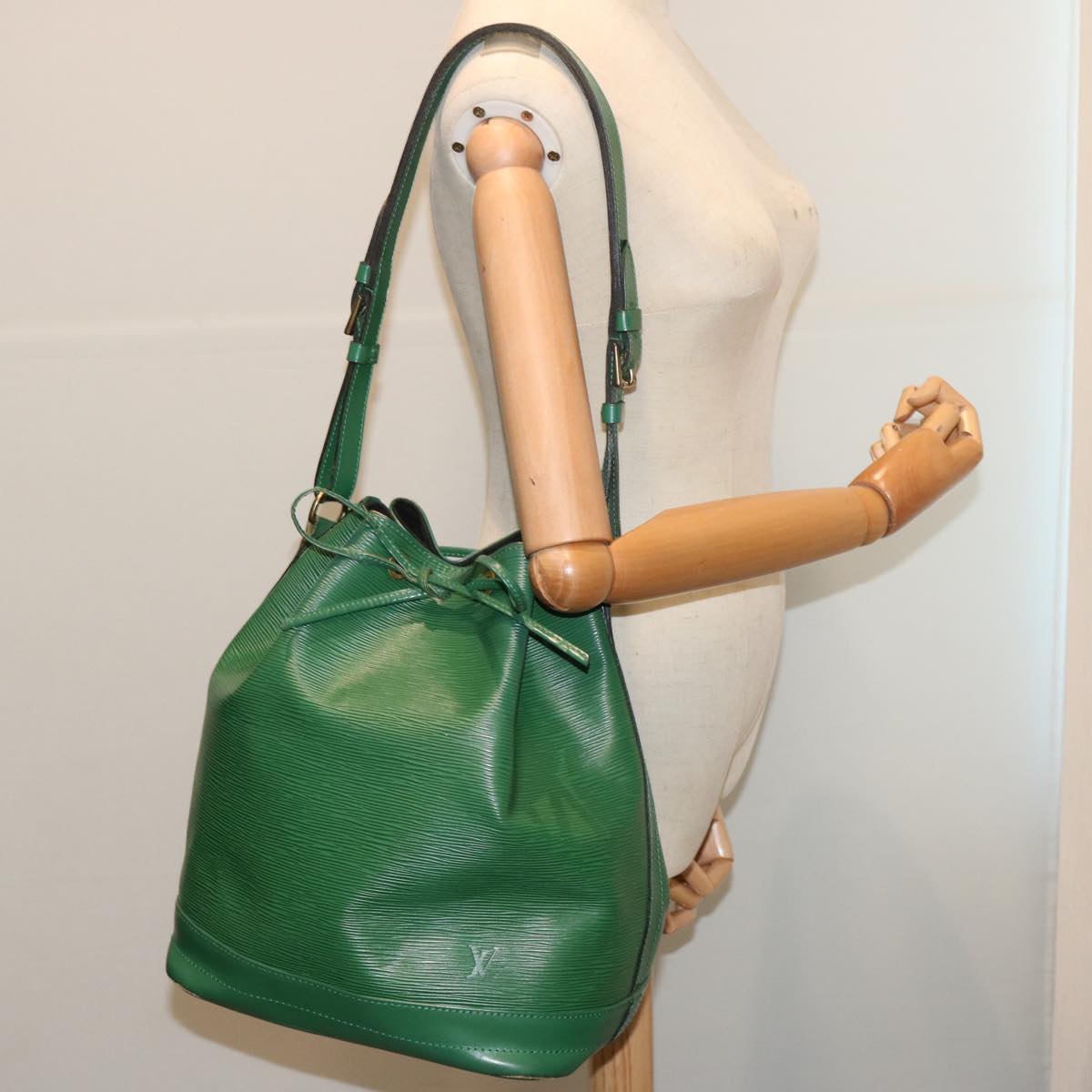 LOUIS VUITTON Epi Noe Shoulder Bag Green M44004 LV 70553