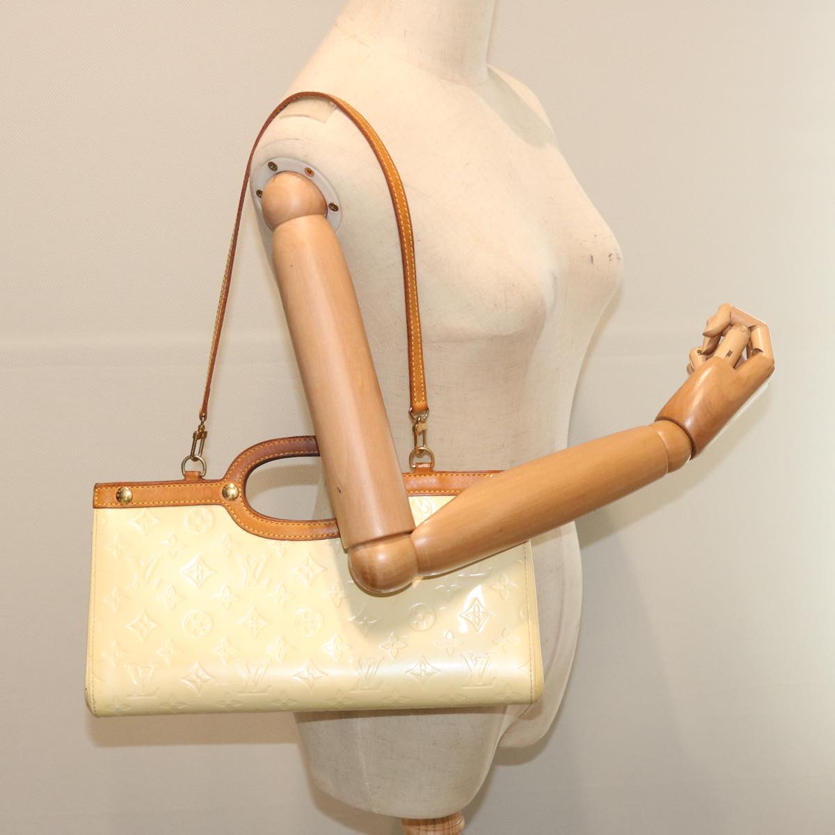 LOUIS VUITTON Monogram Vernis Roxbury Drive Hand Bag Perle M91374 LV 71280