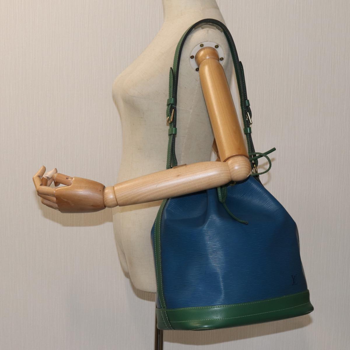 LOUIS VUITTON Epi Noe Shoulder Bag Bicolor Green Blue M44044 LV 71396