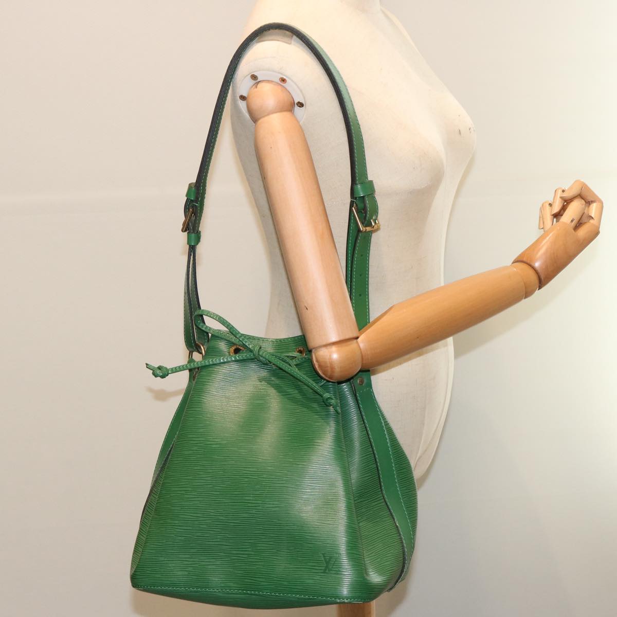 LOUIS VUITTON Epi Petit Noe Shoulder Bag Green M44104 LV 71400