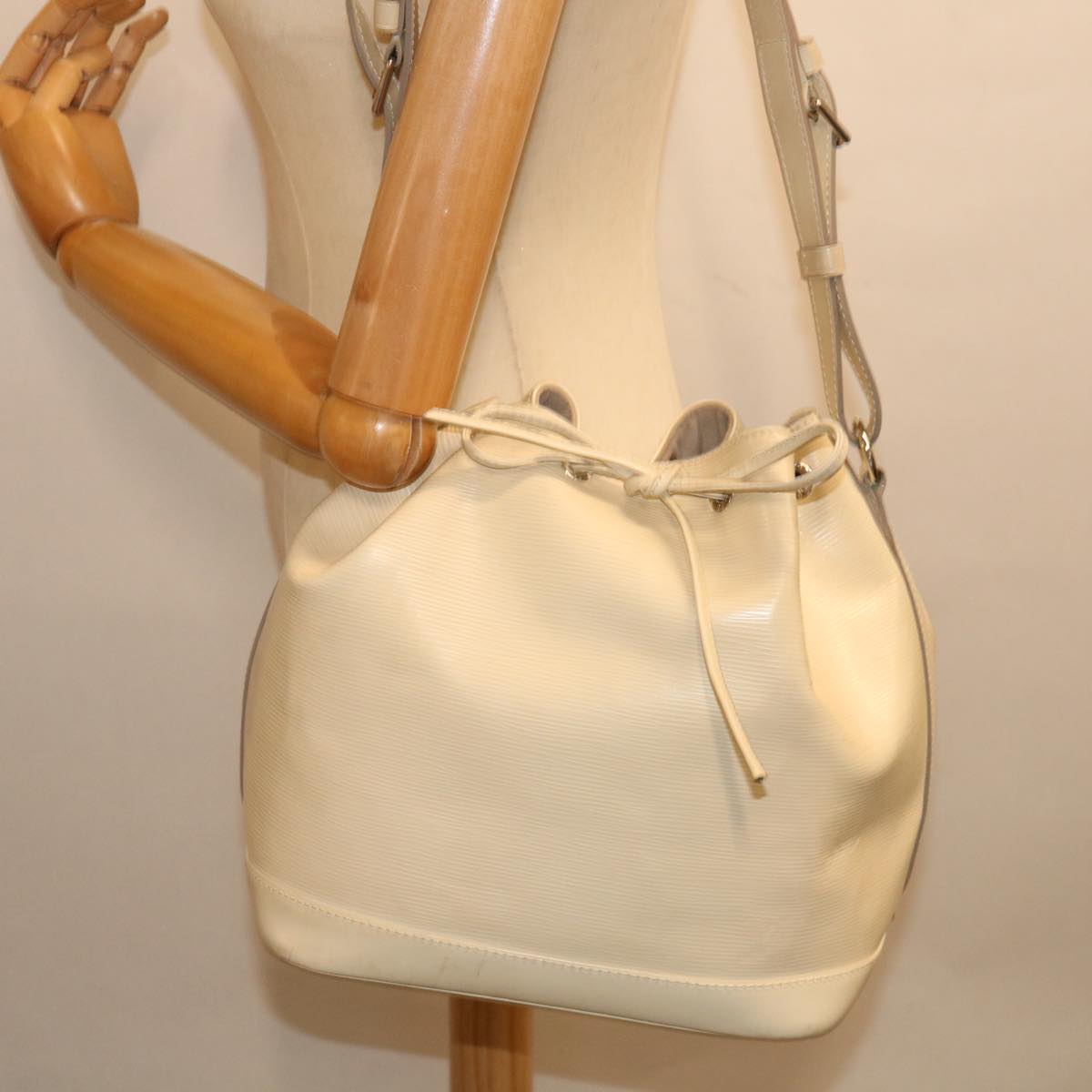 LOUIS VUITTON Epi Noe Shoulder Bag White Yvoire M4084J LV 71460