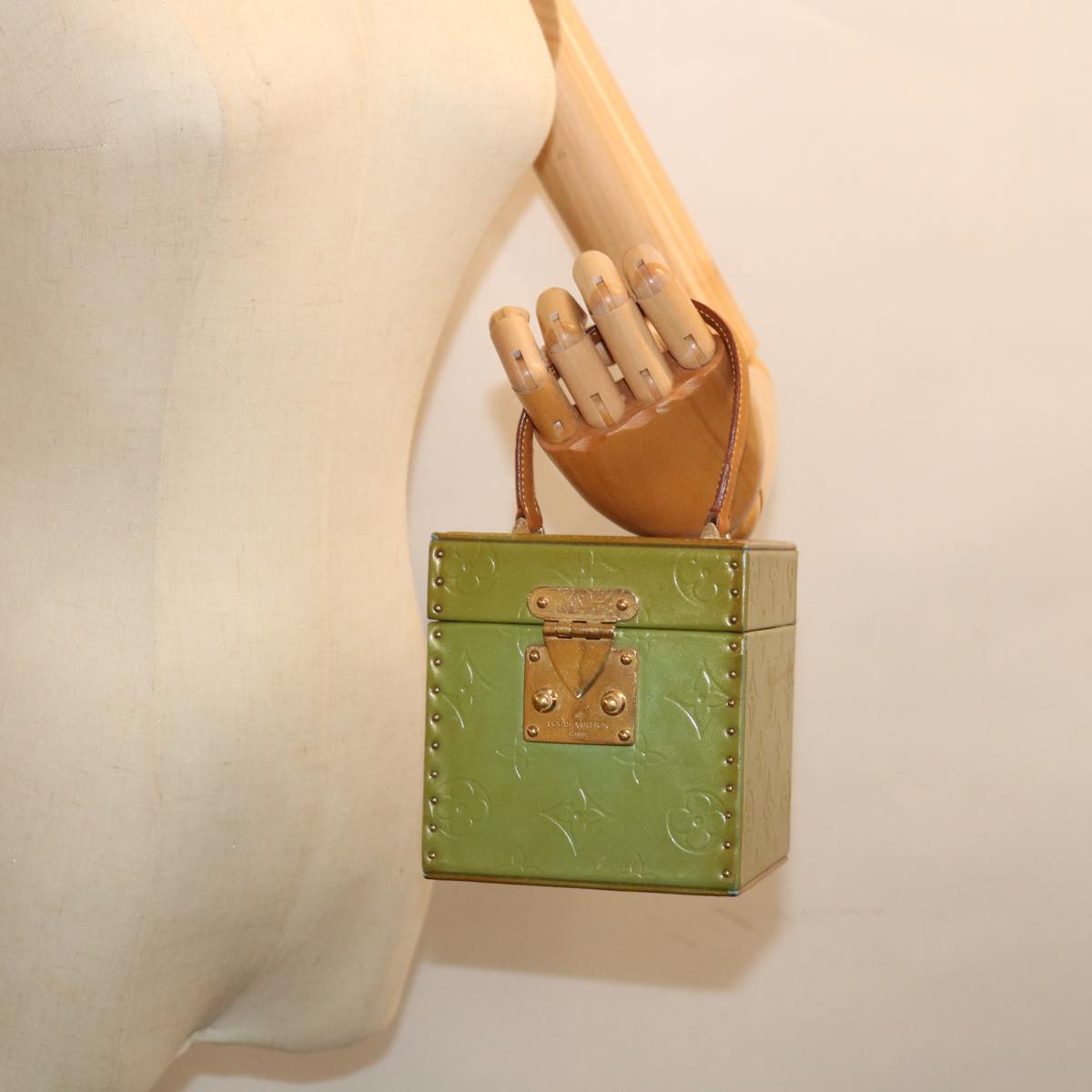 LOUIS VUITTON Monogram Vernis Bleecker Pouch Baby Blue M91003 LV 72332
