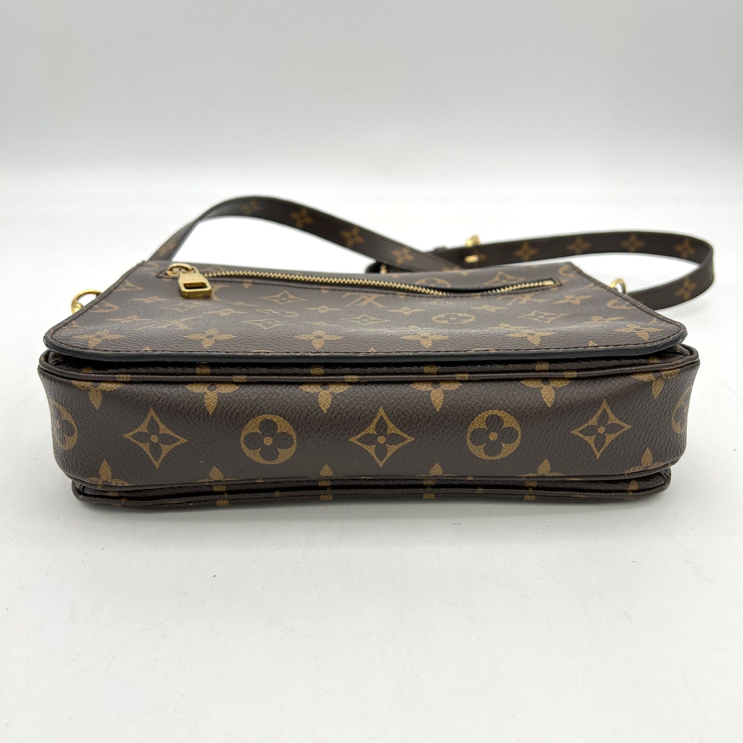 LOUIS VUITTON Monogram Pochette Metis LA31034