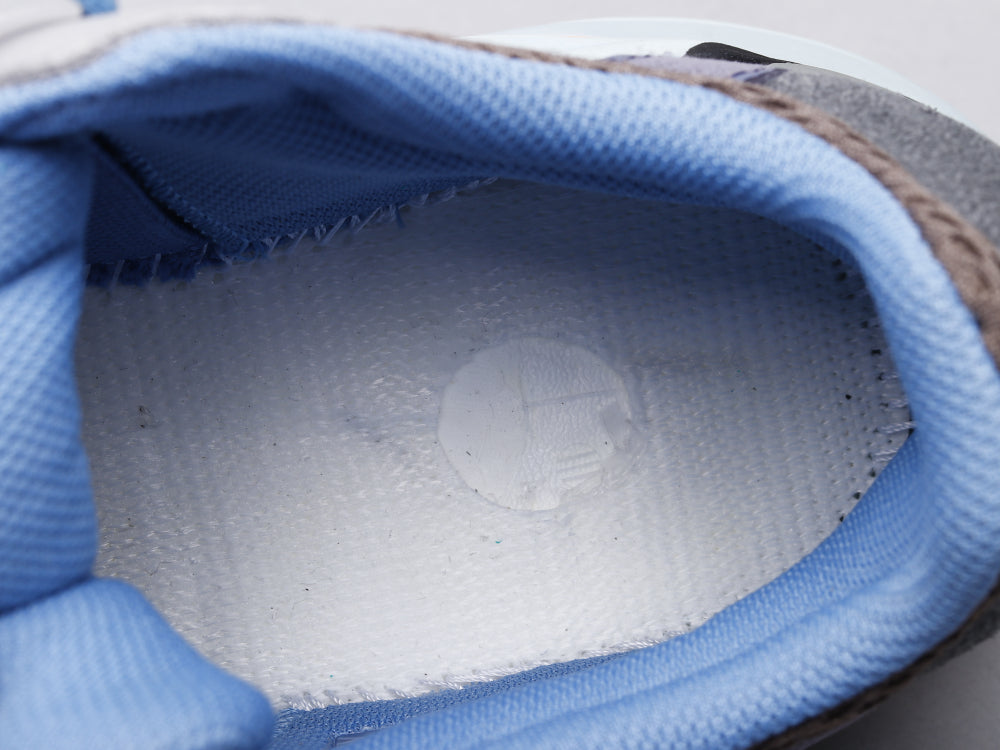 GLM - Yzy 700 Carbon Blue Sneaker